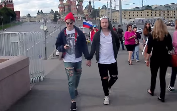 【隠し撮り】ロシアで男同士が手を繋いで歩いてるとこうなるｗｗｗｗｗｗｗｗ（動画有）