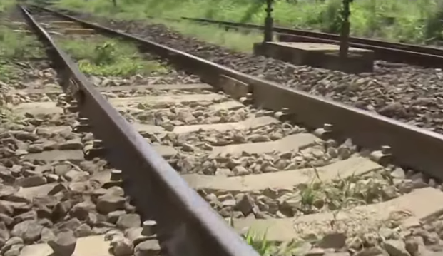 【衝撃映像】線路上に横たわった男性の上を電車が通過 防犯カメラが捉えた奇跡的瞬間