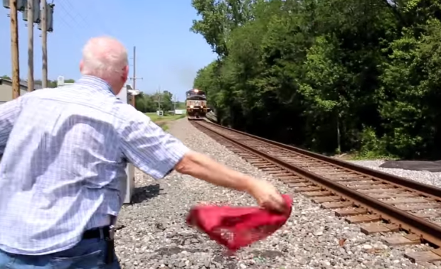 リムジンと列車が踏切内で激突する衝撃映像…奇跡的に原形とどめる［動画］