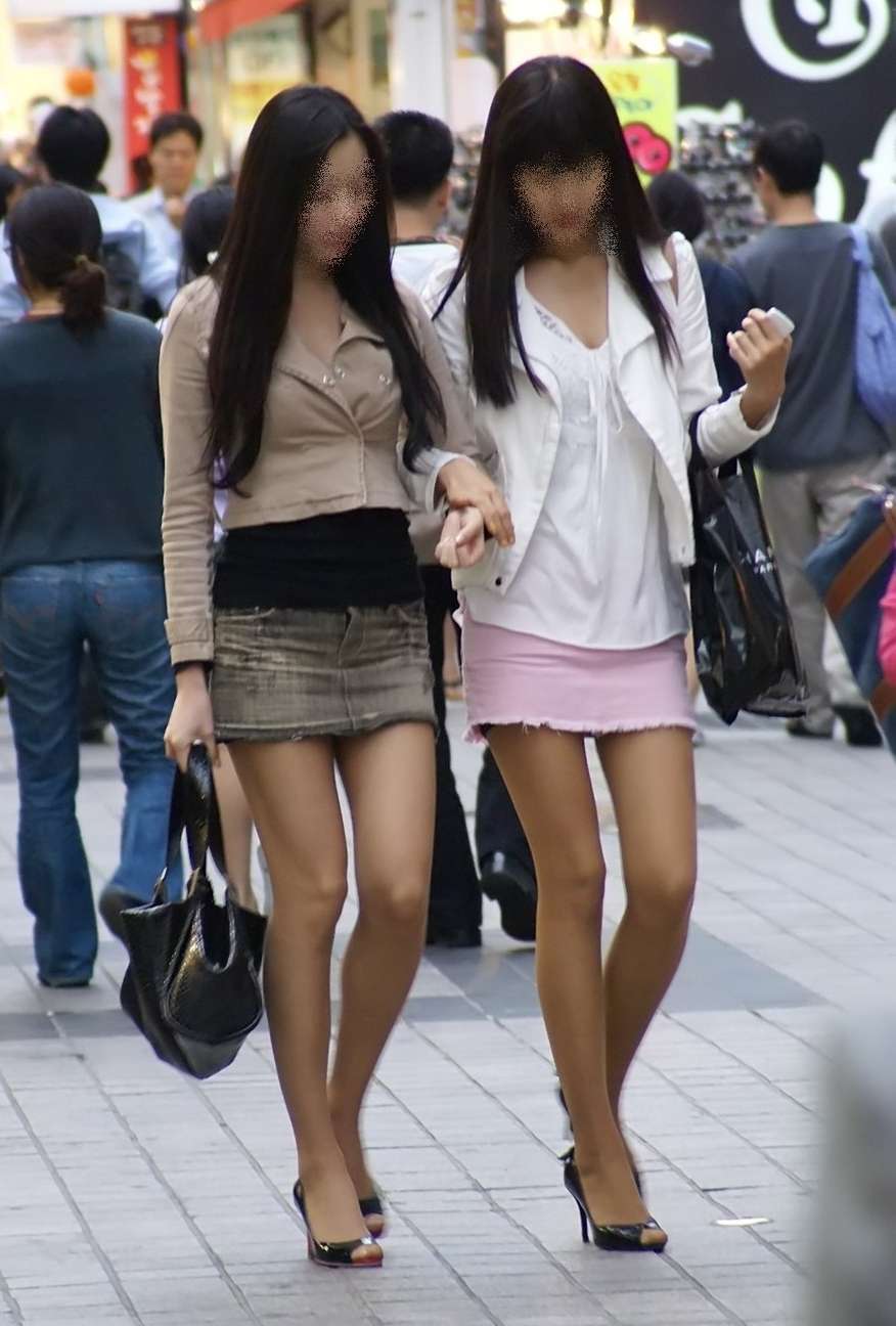 ミニスカから伸びる足は細いより太い方がエロイ！異論は認めない(´・ω・｀) 街撮りミニスカ太もも画像 - 街撮り素人のエロ画像