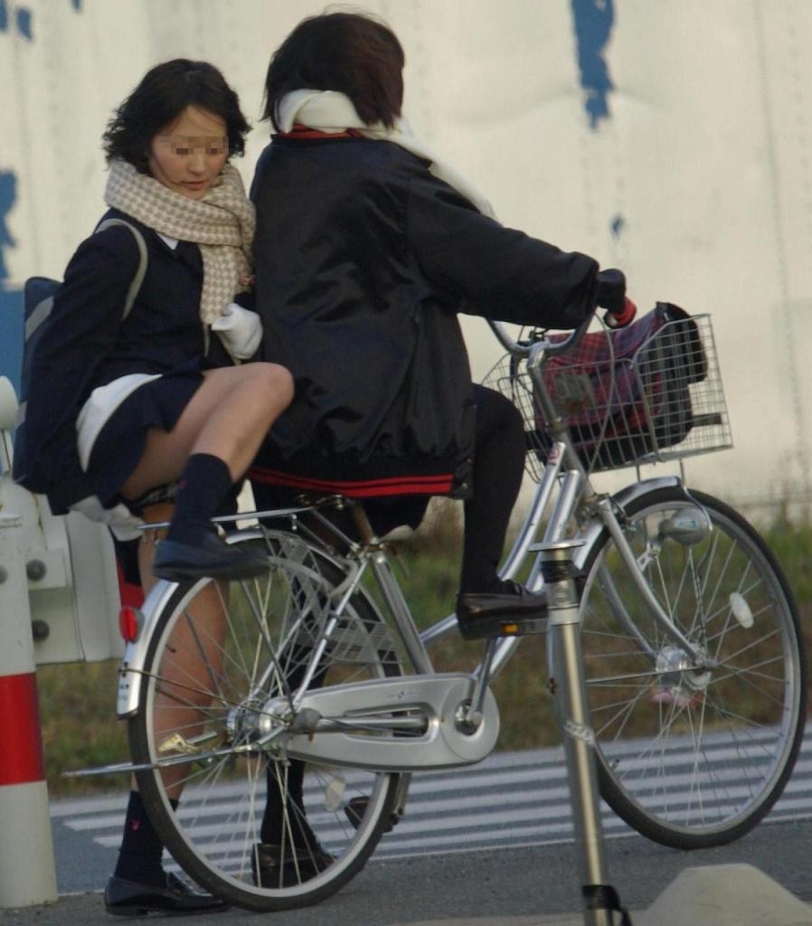 自転車女子高生盗撮 やっぱり気になってしまう自転車に乗った女子高生達(´・ω・｀) 街撮りJK自転車盗撮画像 - 街撮り素人のエロ画像
