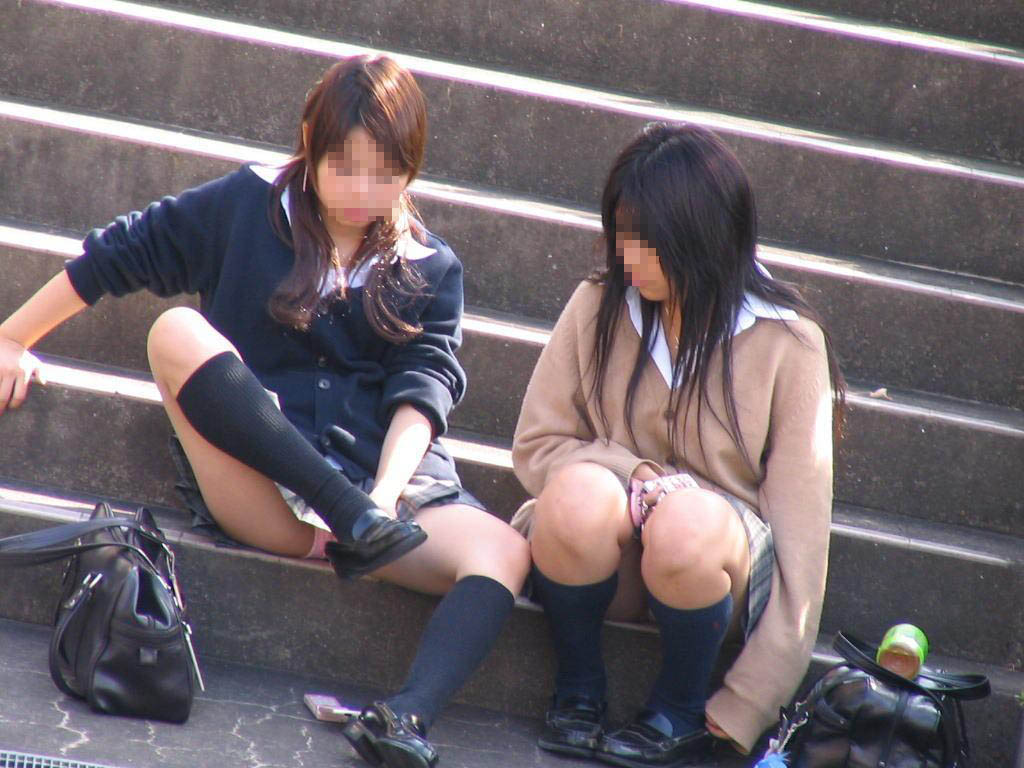 街撮りJK座りパンチラ盗撮画像！ お前らこれ以上ワイを萌えさせないでくれ・・人の道を踏み外しそうで怖い(´・ω・｀) - 街撮り素人のエロ画像
